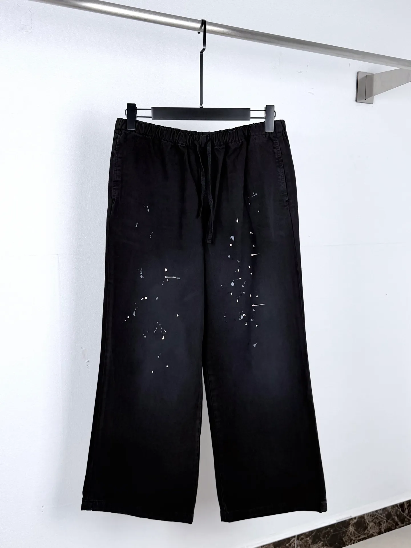 ACNE Studios embroidered logo graffiti trousers and casual trousers. Custom-made Lan Heng soft-brushed twill cotton. Draped and moist, soft and skin-friendly. Yeast-dyed fog moss army green spreads the trousers. It releases the tension of Nordic art in the somber earth tones. The trousers are painted with irregular hand-splashed paint. The paint spots are randomly scattered and scattered, forming natural mottled dirty marks. The arrangement of each paint mark is an irreplaceable artistic imprint. The rear patch pocket hides the embroidered logo. The brand gene is engraved in a low-key manner, and the restrained ingenuity of Nordic design is revealed in the secret details. It blends the cool minimalism of Scandinavia with street graffiti art, and interprets the unique avant-garde art luxury style of Acne Studios in the relaxed shape. Process 1: Using imported machine embroidery technology, using advanced computer control systems and precise mechanical components to realize Acne Studios embroidery work with high precision, smooth and delicate lines. Process 2: Using hand-splashed paint technology to manually control the amount of color. The paint dots are randomly scattered across the surface to generate natural mottled marks and restore the real and random dirty effect. The arrangement of spots on each finished product is unique. Process 3: Combining the rubbing and wrinkling cat whisker technology and the gun painting cat whisker technology. Prioritize manual rubbing in specific areas to achieve a natural wrinkle effect, and then use specific tools to draw the texture of the cat's whisker shape to create a full visual effect. Process 4: Gradient distressed spray-on process by spraying dyes of different colors on the surface of the fabric. Achieve rich color changes in clothing under different lights and increase visual layering. Process 5: Use heavy color dyeing and washing process. After dyeing, the garments are softened by multiple warm water fermentation washings to weaken the stiff starchy feel of the fabric. The cloth surface generates a soft and natural faded haze. The color is restrained and mellow. Accessories: Customized 1:1 Acne trademark. Version: Loose version. Size: 44 46 48 50